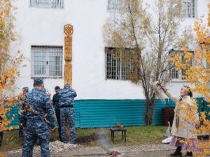 В следственном изоляторе установили сэргэ