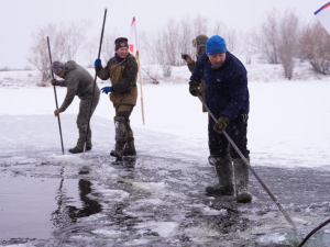 В Якутске прошел субботник по заготовке льда для семей участников СВО и пожилых
