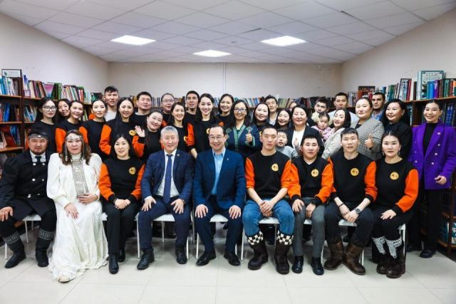 Айсен Николаев встретился с победителями молодёжного фестиваля «Муус устар» из Горного района