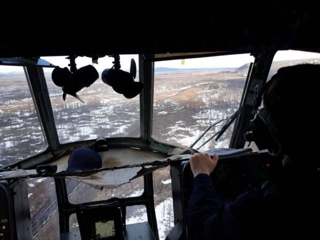 Спасатели эвакуировали на вертолете застрявшего в тундре дальнобойщика
