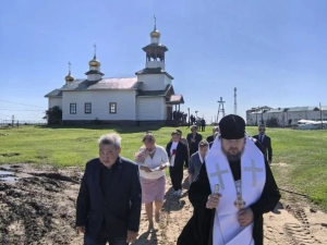 Правящий архиерей совершил панихиду на месте упокоения первого президента Якутии