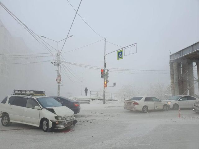 В Якутске произошло ДТП с участием трех машин