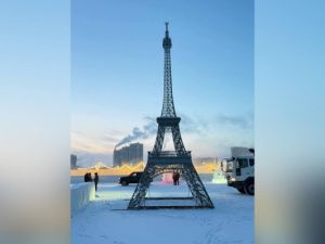 Фотофакт: Эйфелева башня украсила Сайсарское озеро 