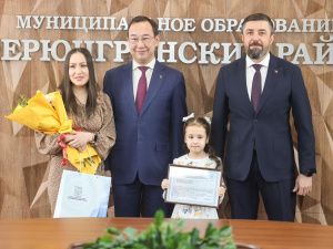 Айсен Николаев вручил жилищные сертификаты молодым семьям из Нерюнгри