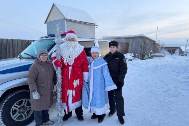 Полицейские Амгинского района вручили подарки юным якутянам