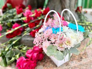 К памятнику кормящей матери в Якутске возложили цветы