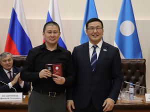 Работникам спортивной отрасли Якутии вручили государственные награды