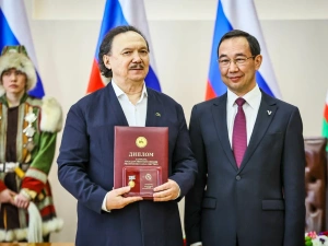 Айсен Николаев вручил якутянам государственные награды России и республики