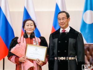 Айсен Николаев вручил стипендии олонхосутам, запевалам осуохая, кузнецам и народным мастерам Якутии