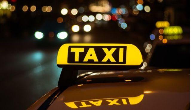 В Якутске пассажир разбил лобовое стекло такси, поругавшись с водителем из-за отсутствия оплаты за проезд