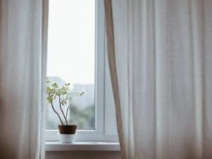 В Якутске девочка облокотилась на москитную сетку и выпала из окна