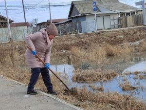 Жители Якутска с энтузиазмом поработали на воскресном субботнике