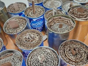 В Якутске волонтеры изготавливают окопные свечи для военнослужащих СВО