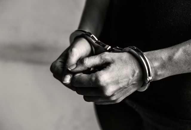 В Усть-Алданском улусе двое мужчин избили знакомого и вымогали у него деньги