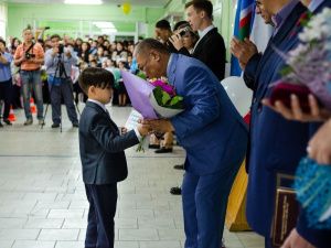 В Якутии предлагают отказаться от букетов учителям