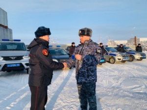 Столичным росгвардейцам за хорошую работу вручили ключи от служебной автомашины  