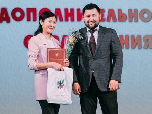 Евгений Григорьев поздравил работников дополнительного образования города Якутска