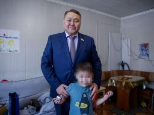 Альберт Семенов посетил семьи участников СВО и поздравил с наступающим Новым годом