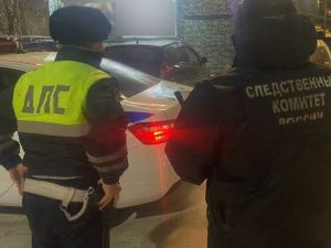 Следственные органы ведут проверку по факту погони с сотрудником ГИБДД на кузове автомобиля