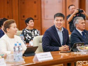 Глава Якутии вручил лучшим педагогам-наставникам премии в 100 тысяч рублей