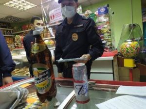 За дежурные сутки участковыми уполномоченными полиции выявлены два факта реализации алкоголя в неустановленное время