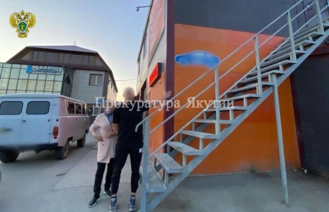 В Якутске двое мужчин устроили стрельбу из пистолета в здании доставки еды и тяжело ранили юношу: Уголовное дело направлено в суд