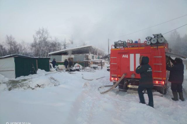 В Верхневилюйске при пожаре в коровнике погибли домашние животные и птицы