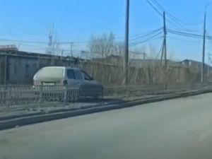 В Якутске водитель оштрафован за езду по тротуару