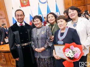 Айсен Николаев вручил стипендии олонхосутам, запевалам осуохая, кузнецам и народным мастерам Якутии