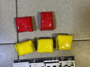 В Якутске двое местных жителей пытались сбыть крупную партию гашиша