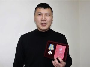 Работник ЖКХ Якутии, спасший двоих детей, получил медаль