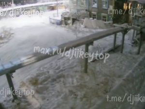В Якутске девушка выпала со 2 этажа дома на улице Кузьмина: возможно, её скинули