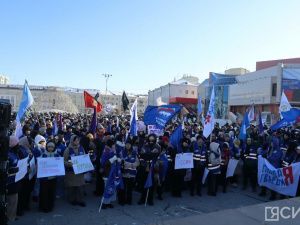 В Якутске молодежь собралась на митинге в поддержку Путина и 10-летия воссоединения Крыма с Россией