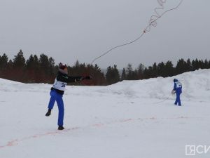 В Нерюнгри при сильном ветре и снегопаде прошли соревнования по метанию аркана