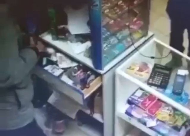 В Якутске ранее судимый мужчина похитил из кассы магазина 20 000 рублей