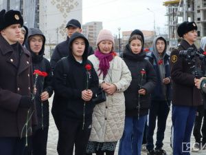В Якутске возложили цветы к памятнику Матери