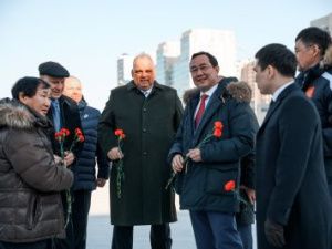 Айсен Николаев, Ненад Лалович и Михаил Мамиашвили возложили цветы к памятнику легендарному якутскому борцу Р.М. Дмитриеву