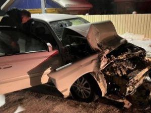 В Сунтаре пьяный водитель выехал на встречку и столкнулся со стоявшим автобусом