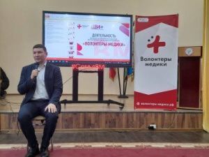 Феликс Романов встретился с волонтёрами-медиками Якутского медицинского колледжа