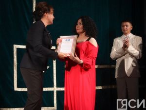 В ТЮЗе Якутии завершилась декада 35-летия творческой деятельности артистки Марии Даниловой