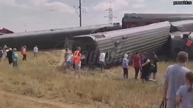 Восемь вагонов пассажирского поезда сошли с рельсов из-за лихача - водителя грузовика