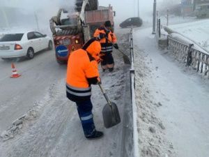 Дорожниками и техникой АО «Якутдорстрой» продолжаются работы по уборке и вывозу снега с улиц города