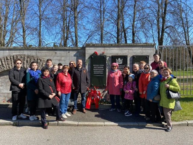 Якутяне возложили цветы на Пискаревском мемориале
