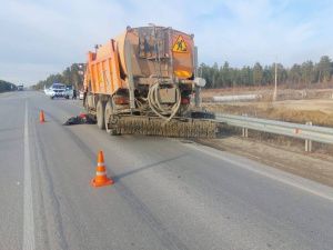 Уборочный КамАЗ насмерть сбил велосипедиста на автодороге «Лена»