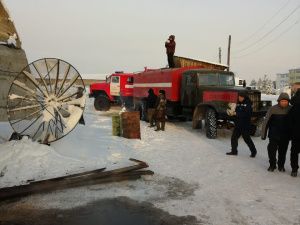 Огнем уничтожен арочный гараж с 7 автомобилями