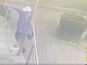 У женщины украли ноутбук, который она оставила на крыльце жилого дома