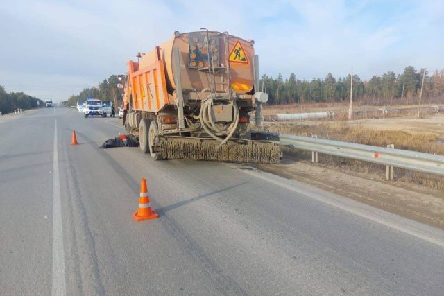 Уборочный КамАЗ насмерть сбил велосипедиста на автодороге «Лена»