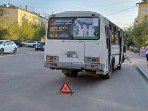 Водитель маршрутного автобуса в Якутске при торможении допустил падение пассажирки