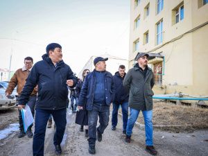 Первый вице-премьер Якутии Дмитрий Садовников проверил ход ремонта домов Якутска