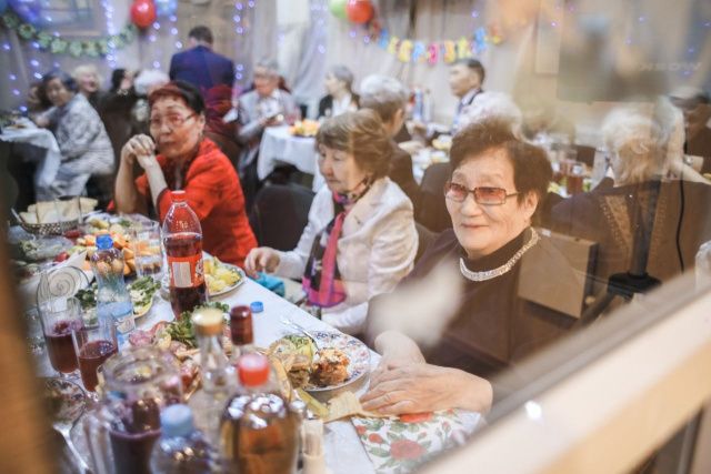 В социальной столовой Якутска поздравили ветеранов